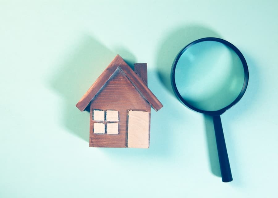 Modèle de maison et loupe — diagnostics immobiliers A.EXACT